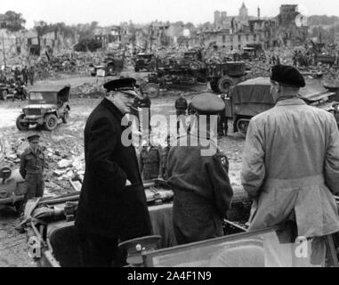 Winston Churchill besucht Caen in der Normandie kurz nach D-Day.mit ihm Sind General Sir Miles Dempsey und General Montgomery,July1944 Stockfoto