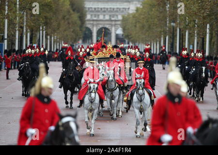 Das „Household Cavalry Mounted Regiment“ stellt Königin Elizabeth II. Eine Eskorte des Souverän zur Verfügung, als sie nach der Rede der Königin im „Diamond Jubilee State Coach“ zum Buckingham Palace, London, zurückkehrt. PA-Foto. Bilddatum: Montag, 14. Oktober 2019. Siehe PA Geschichte POLITIK Rede. Das Foto sollte lauten: Yui Mok/PA Wire Stockfoto