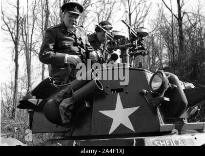 Winston Churchill an Bord und amerikanische gepanzerte Auto Touring Gebiet vor kurzem von den Deutschen gewonnen. März 1945 Stockfoto