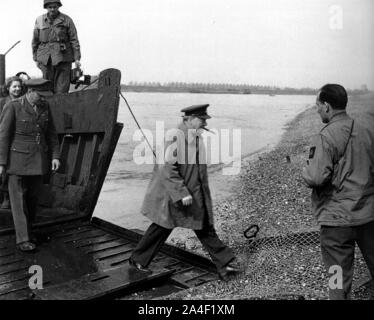 Winston Churchill, gefolgt von Feldmarschall, l Sir Alan Brooke, an Land Schritte von einem Landing Craft am östlichen Ufer des Rheins. 24. März 1944 Stockfoto