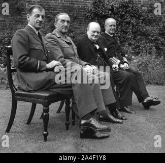 Churchill fotografiert in der Downing Street 10 mit seinen drei Stabschefs. Von links: Sir Charles Portal, Sir Alan Brooke, Andrew Cunningham.7/5/1945 Stockfoto