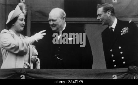 Winston Churchill mit ihren Majestäten König George VL und Königin Elizabeth am VE-Day. Buckingham Palace Balkon. Mai 1945 Stockfoto