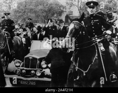 Winston Churchill auf dem Weg zum Parlament am VE-Day. Mai 1945 Stockfoto