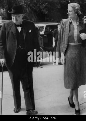 Winston Churchill mit seiner Frau Clementine außerhalb 10 Downing Street 25. Juli 1945 Stockfoto