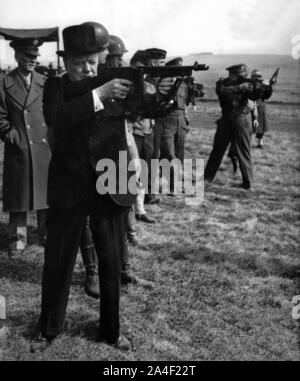 Winston Churchill feuerte Tommy-gun auf einer militärischen Bereich während der Inspektion die amerikanischen Truppen im südlichen Großbritannien Stockfoto