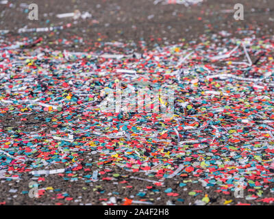 Textur Konfetti in der Karneval auf der Straße Stockfoto