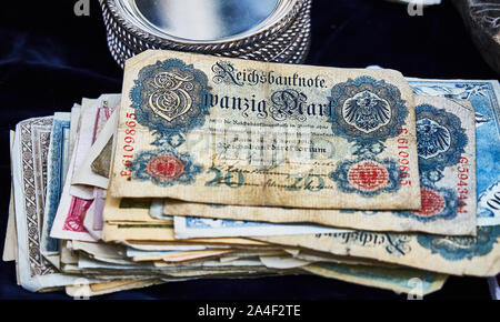 Stapel von historischen Banknoten withGerman Banknote aus dem Jahr 1910, nicht mehr gültig ist, mit einem Wert von 20 Reichsmark auf der Oberseite Stockfoto