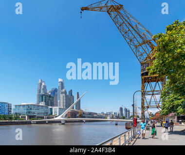 Puerto Madero Waterfront mit Blick auf die Puente de La Mujer Fußgängerbrücke, Buenos Aires, Argentinien Stockfoto