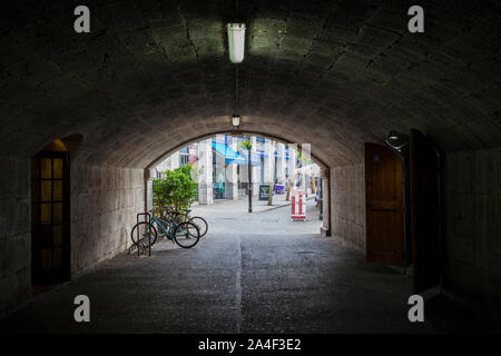 Gibraltar, Großbritannien - 27.Juli 2019: Tor von Landport Tunnel. Grand Casemates Square am Boden, Gibraltar, Großbritannien Stockfoto