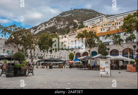 Gibraltar, Großbritannien - 27.Juli 2019: Grand Casemates Square. Sehenswürdigkeiten gesäumt mit zahlreichen Pubs, Bars und Restaurants, Gibraltar, Großbritannien Stockfoto