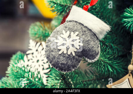 Eine Komposition mit der Frohe Weihnachten und Winter Handschuhe. Eine Grußkarte in einer minimalistischen skandinavischen Stil. Stockfoto
