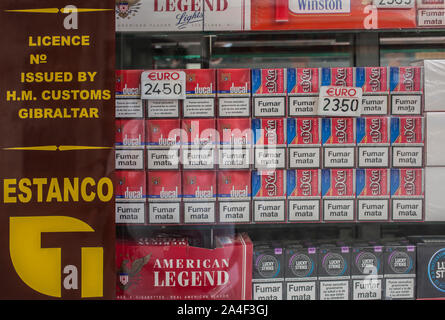 Gibraltar, Großbritannien - 27.Juli 2019: Duty free Tabak Shop in Gibraltar. Zigaretten sind 40% billiger sind als in Spanien Stockfoto