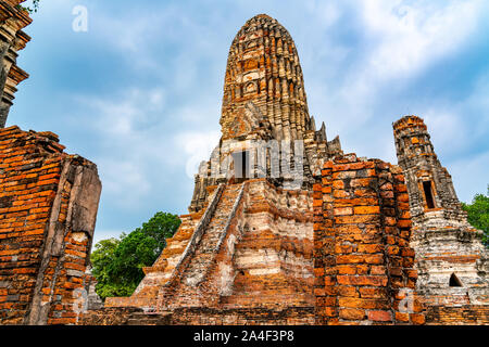 Khmer Style main Prang im Wat Chaiwattanaram in Ayutthaya Historical Park Phra Provinz Nakon Si Ayutthaya, Thailand Stockfoto