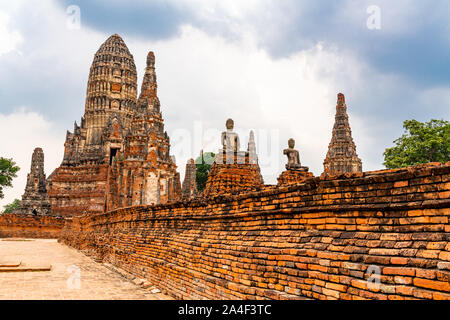 Buddha Statue und Pagode in Wat Phra Chaiwattanaram in der Provinz Nakon Si Ayutthaya, Thailand. Stockfoto