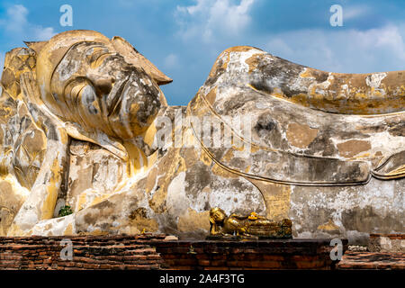 Nahaufnahme der berühmten Liegenden Buddha Statue in Phra Nakon Si Ayutthaya Provinz in Thailand Wat Lokayasutharam Stockfoto