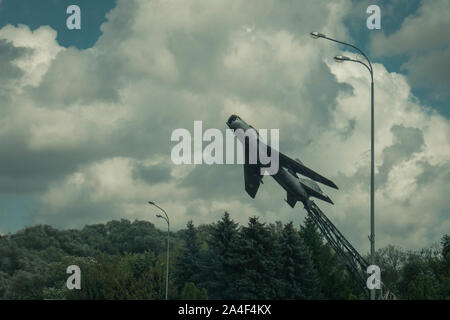 Alte MiG-19 über eine öffentliche Straße in der Ukraine. Stockfoto