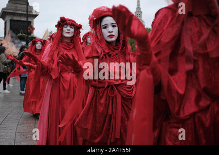 Die Rote Brigade während Aussterben Rebellion Protest auf dem Trafalgar Square in London. Stockfoto