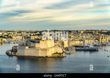 Blick auf den Grand Harbour und das Fort St. Angelo in Birgu von den oberen Barrakka-Gärten in Valletta, Malta. Stockfoto