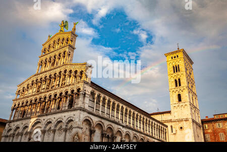 Ein Blick auf San Michele in Foro Kirche am späten Nachmittag mit einem Regenbogen über dem Glockenturm, Lucca, Italien Stockfoto