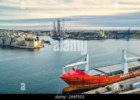 Blick auf den Grand Harbour und das Fort St. Angelo in Birgu von den oberen Barrakka-Gärten in Valletta, Malta. Stockfoto