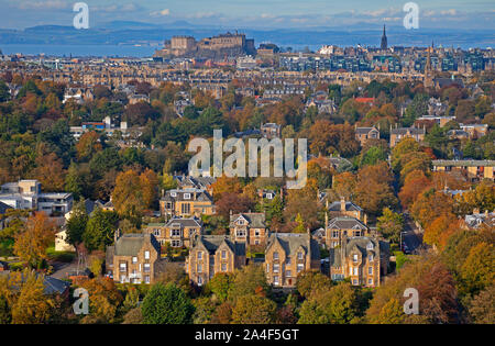Blackford, Edinburgh, Schottland, Großbritannien. 14. Oktober 2019. Herbst Sonne leuchtet die Farben der Laubbäume in der blackford von Edinburgh mit einem klaren Blick auf die Innenstadt, das Schloss und der Küste von Fife im Hintergrund. Stockfoto