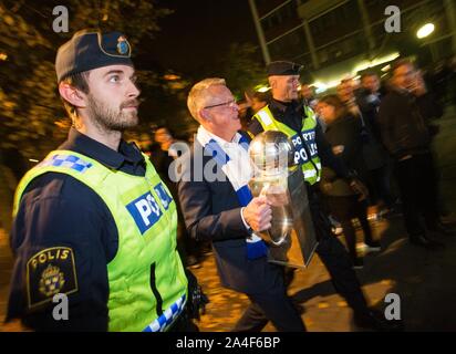 Über 20.000 Fans auf dem deutschen Marktplatz in Norrköping feierte die gold Helden des IFK Norrköping nach der Schwedischen Gold im Fußball. Trainer Janne Andersson mit Pokal. Foto Jeppe Gustafsson Stockfoto