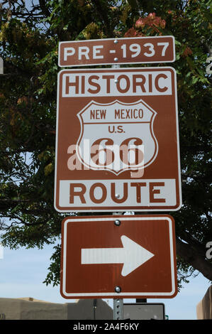 Wegweiser zu den historischen vor 1937 Route 66 Vergehen, wenn es durch Santa Fe New Mexico USA weitergegeben. 1937 Die Route wurde geändert Umgehen von Santa Fe. Stockfoto