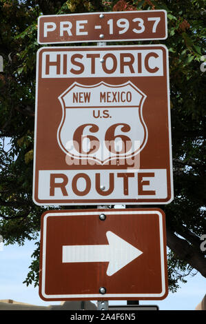 Wegweiser zu den historischen vor 1937 Route 66 Vergehen, wenn es durch Santa Fe New Mexico USA weitergegeben. 1937 Die Route wurde geändert Umgehen von Santa Fe. Stockfoto