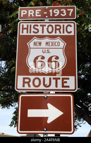 Wegweiser zu den historischen vor 1937 Route 66 Vergehen, wenn es durch Santa Fe New Mexico USA weitergegeben. 1937 Die Route wurde geändert Umgehen von Santa Fe. Stockfoto