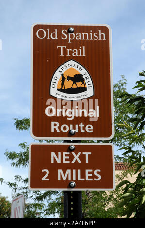 Schild in Santa F, New York, Teil der Route der Old Spanish Trail. Der Weg lief für 700 Meilen Anschluss von Santa Fe nach Los Angeles. Stockfoto