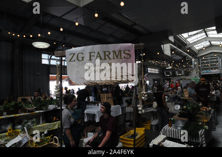 Der Innenraum im Santa Fe Farmers' Market. Der Markt am Samstag ist das ganze Jahr über mit leicht reduzierten Stunden im Winter geöffnet. Stockfoto