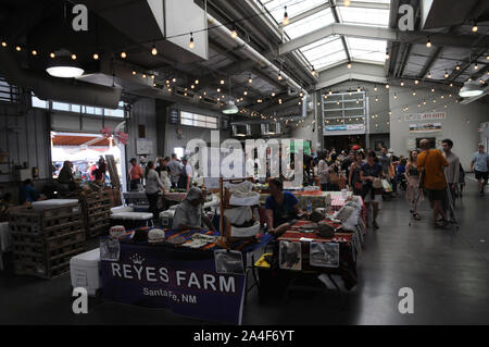 Der Innenraum im Santa Fe Farmers' Market. Der Markt am Samstag ist das ganze Jahr über mit leicht reduzierten Stunden im Winter geöffnet. Stockfoto