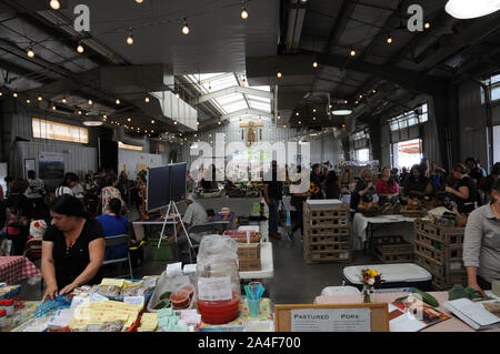 Der Innenraum im Santa Fe Farmers' Market. Der Markt am Samstag ist das ganze Jahr über mit leicht reduzierten Stunden im Winter geöffnet. Stockfoto