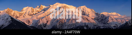 Mont Blanc bei Sonnenuntergang. Aiguille du Midi-Nadel, Mont Blanc Du Tacul, Bossons Gletscher, den Mont Blanc. Chamonix, Haute-Savoie, Alpen, Frankreich Stockfoto