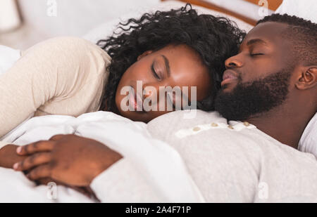 Porträt der Familie Black Paar zusammen schlafen im Bett Stockfoto