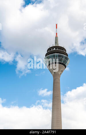 Suchen nach am Rhein Turm (Rheinturm) Fernsehturm an den Ufern des Rhein in Düsseldorf. In der Nähe von Media Harbour, MedienHafen. Stockfoto