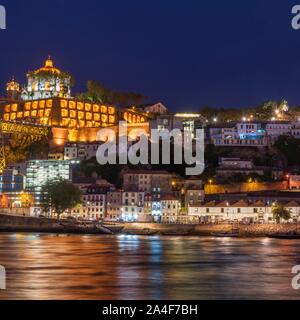 Porto, Portugal, September 13, 2019 - Abend Foto des Douro mit der Serra do Pilar Kloster. Stockfoto