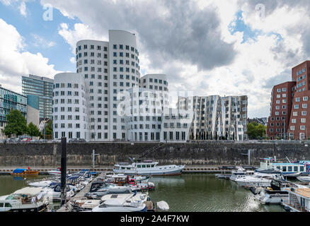 Medien Hafen - MedienHafen - an den Ufern des Rhein in Düsseldorf. Mit Frank Gehrys markante Gebäude - Neue Zollhof - in 1998 abgeschlossen. Stockfoto