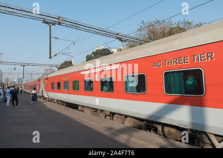 Die Passagiere an Bord des Mumbai Rajdhani Express am Hauptbahnhof in Mumbai in Indien. Stockfoto