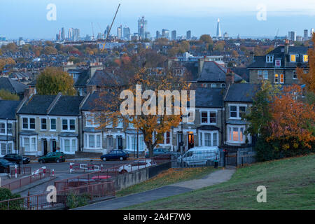 London evening Stadtbild von Dartmouth Park Hill, London, N19 im Herbst Stockfoto