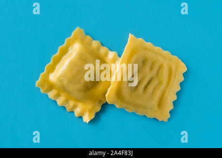 Frische ravioli Pasta auf blauem Hintergrund. Nahaufnahme Stockfoto