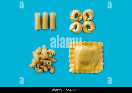 Verschiedene Arten von Pasta Muster. Ravioli, Penne Pasta und Tortellini auf blauem Hintergrund Stockfoto