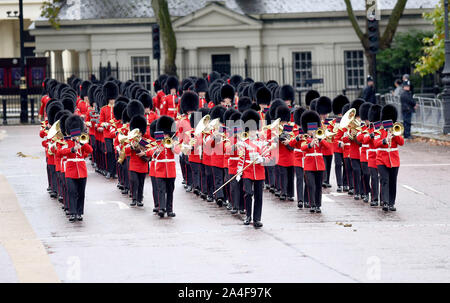 Foto muss Gutgeschrieben © Alpha Presse 079965 14/10/2019 Irish Guards Messing Militärkapelle während der am Buckingham Palace in London. Stockfoto