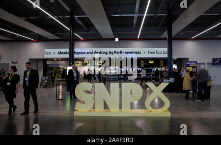 Aberdeen. 14 Okt, 2019. Foto am Okt. 14, 2019 zeigt die SNP Logo außerhalb der Austragungsort der Scottish National Party (SNP) Jahreskonferenz 2019 in Aberdeen, Schottland, Großbritannien. Die SNP-Jahrestagung 2019 hier von Okt. 13 bis Okt. 15 gehalten wird. Credit: Han Yan/Xinhua/Alamy leben Nachrichten Stockfoto