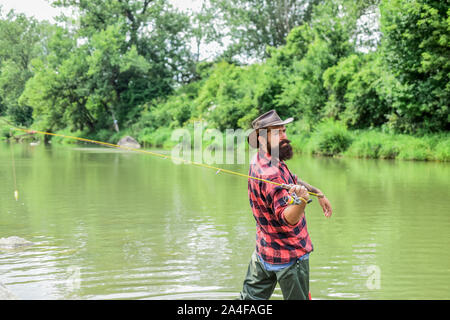 Zu Fisch geboren. Hobby und Sport Aktivitäten. pothunter. bärtigen Fischer in Wasser. reifer Mann Fliegenfischen. man Fische fangen. Sommer Wochenende. Big Game Fishing. Fischer mit Angel. Stockfoto