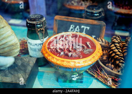 Herr Mullpepper des Apothekers in der Winkelgasse, Flaschen, Tränke, Schale, bat Milz in Schaufenster, Zauberwelt von Harry Potter, Universal Studios Stockfoto