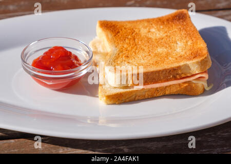 Toast Sandwich mit Schinken und geschmolzenem Käse, Qucik französisches Bistro Mahlzeit Croque Monsieur Stockfoto