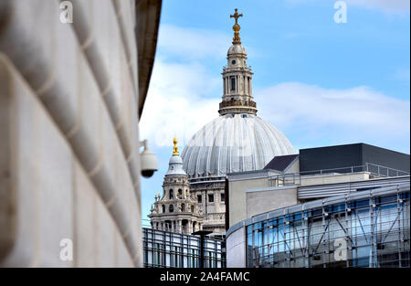 London, England, UK. Die St Paul's Kathedrale aus dem Unileve (links) hinter der modernen Büros gesehen Stockfoto