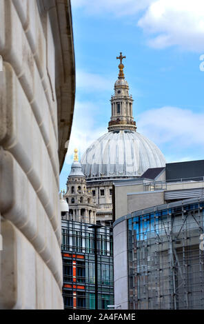 London, England, UK. Die St Paul's Kathedrale aus dem Unileve (links) hinter der modernen Büros gesehen Stockfoto