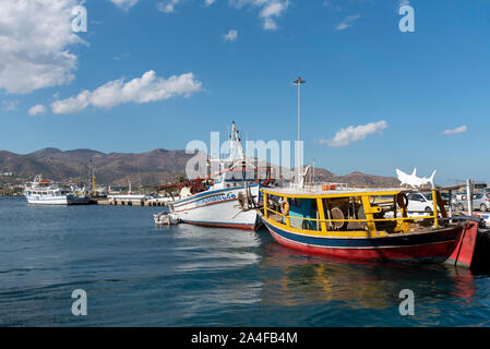 Agios Nikolaus, Kreta, Griechenland. Oktober 2019. Der Hafen von Agios Nikolaos mit Booten im Hafen neben dem Hafen, Stockfoto